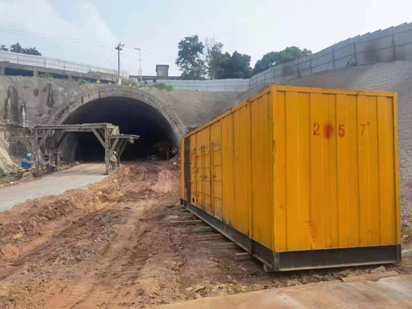 老城发电机出租自启装置的工作原理是什么？